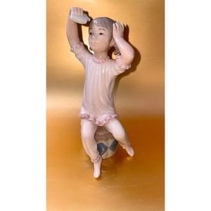 MINT CONDITION Vintage Retired Lladro Girl Shampooing Porcelain Figurine #1148